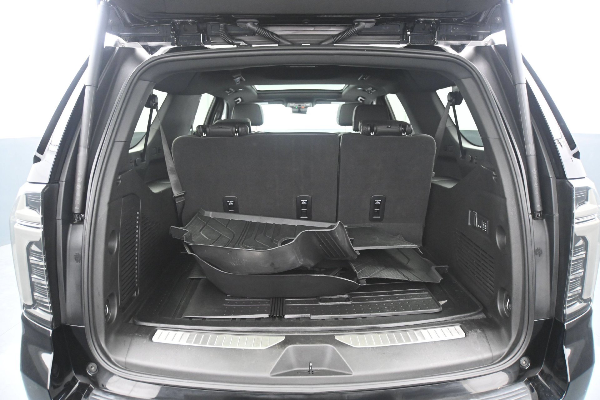 Used 2025 Chevrolet Suburban High Country AWD/4WD image 19