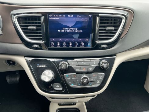 Used 2018 Chrysler Pacifica Touring-L Plus FWD image 27