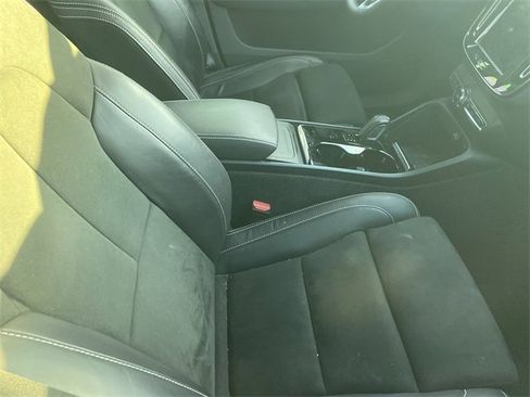 Used 2022 Volvo XC40 P8 Recharge Plus image 4