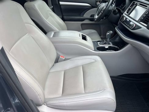 Used 2019 Toyota Highlander XLE AWD/4WD image 23