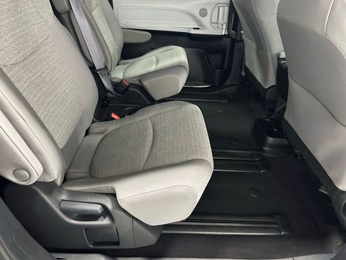 Used 2025 Toyota Sienna LE image 57