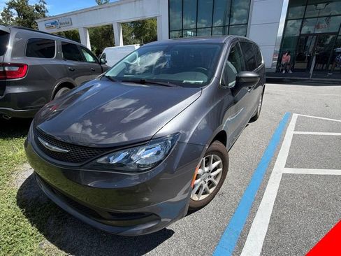 Used 2022 Chrysler Voyager LX FWD image 1