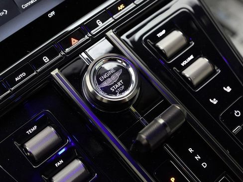 Used 2025 Aston Martin V8 Vantage Coupe image 21