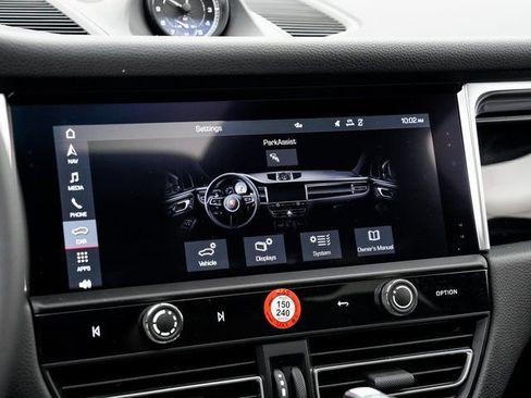 Certified 2025 Porsche Macan image 19