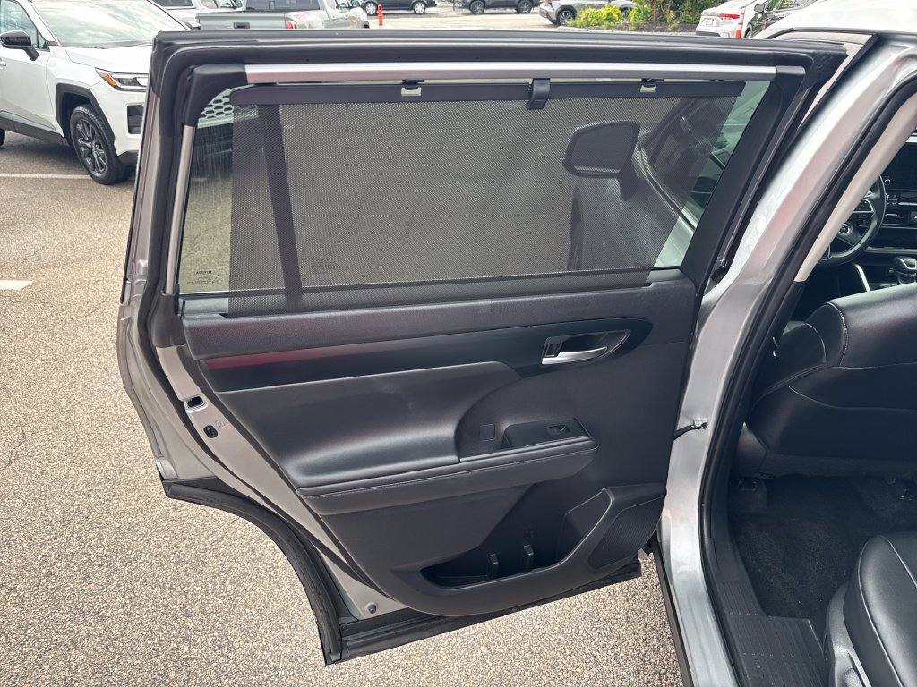 Used 2025 Toyota Highlander XLE AWD/4WD image 40