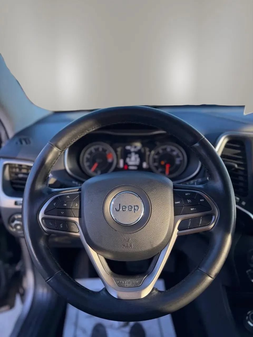 Used 2019 Jeep Cherokee Latitude Plus w/ Cold Weather Group AWD/4WD image 12