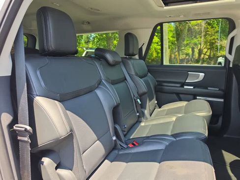 Used 2025 Ford Expedition Max Platinum AWD/4WD image 28
