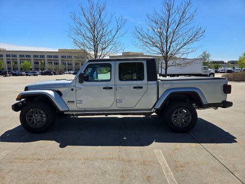 Used 2024 Jeep Gladiator Sport image 7