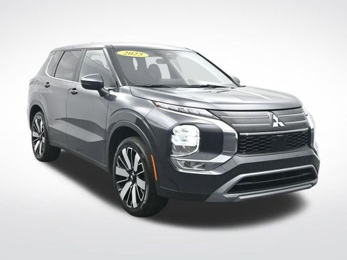Used 2025 Mitsubishi Outlander SE image 3