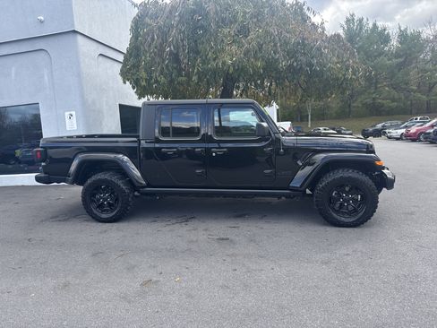Used 2022 Jeep Gladiator Willys image 2