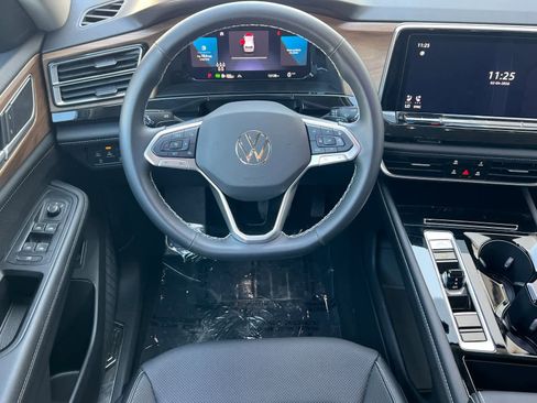 Used 2025 Volkswagen Atlas SE image 15