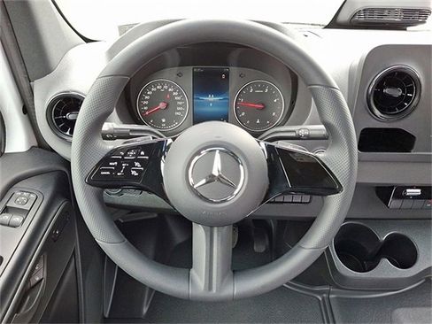 Used 2025 Mercedes-Benz Sprinter 2500 image 18