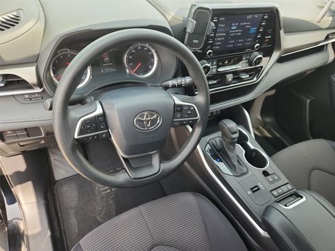 Used 2022 Toyota Highlander L FWD image 10