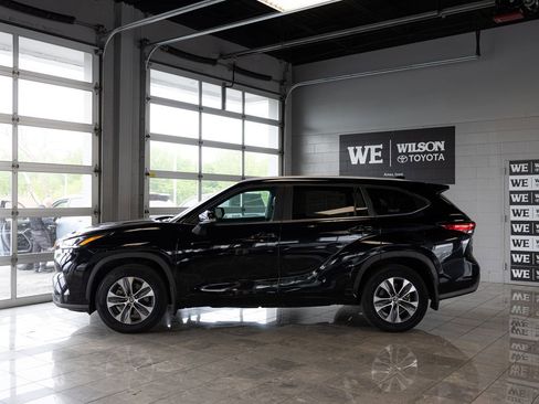 Used 2023 Toyota Highlander XLE AWD/4WD image 1