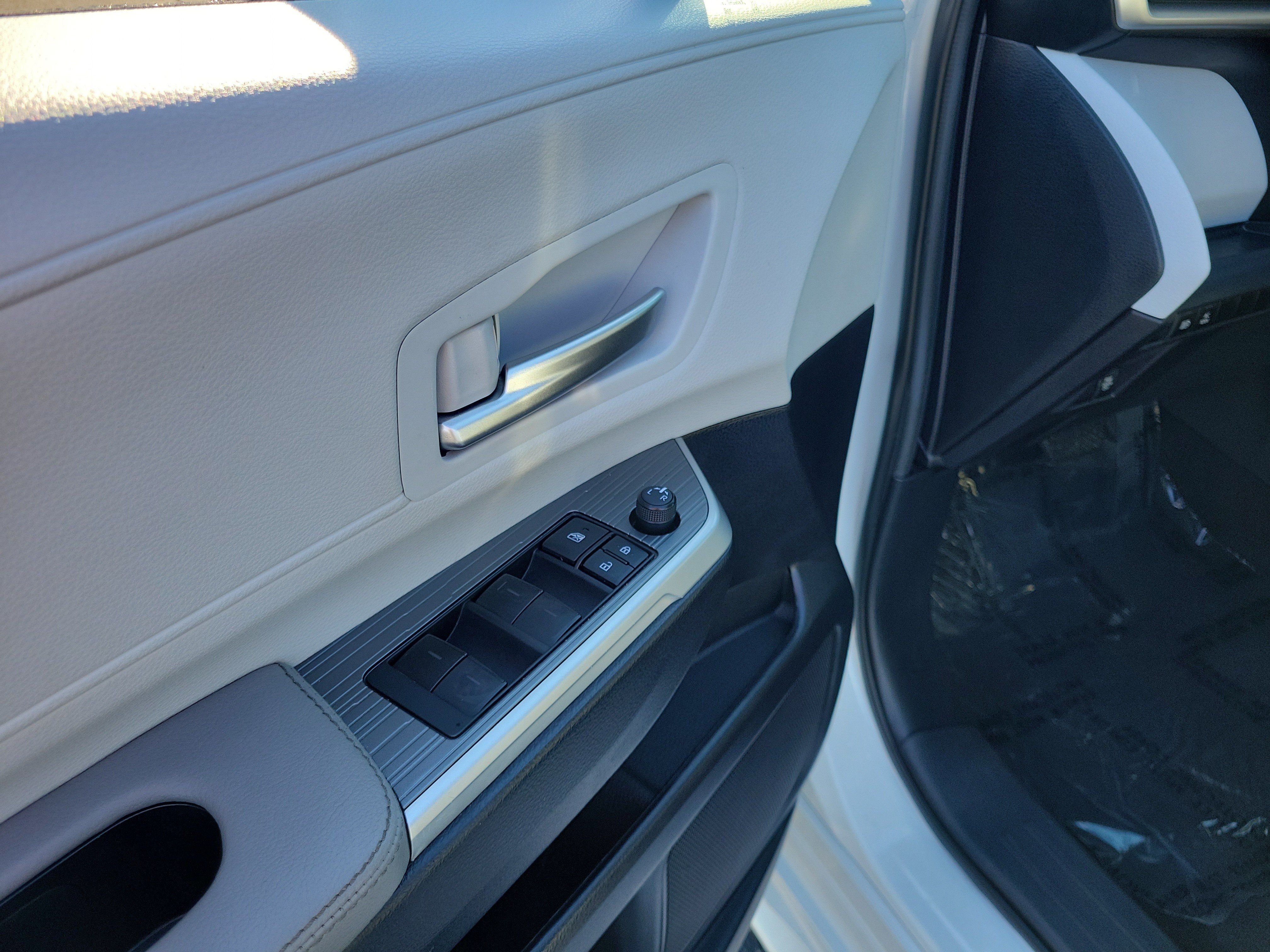 Used 2025 Toyota Sienna XLE w/ XLE Plus Package FWD image 19