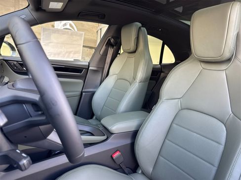 New 2025 Porsche Macan Electric image 5