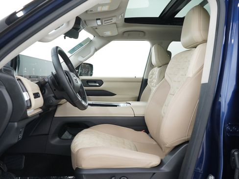 Used 2025 Nissan Armada Platinum AWD/4WD image 26