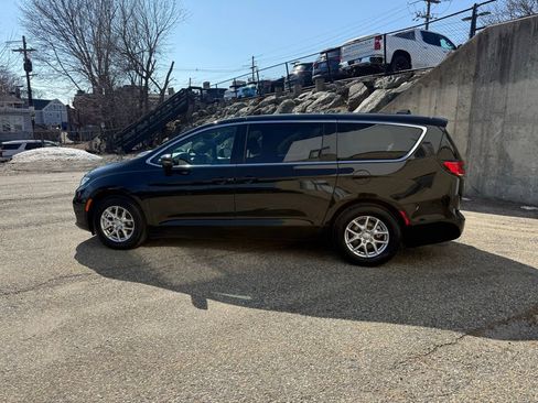 Used 2026 Chrysler Pacifica Select image 2