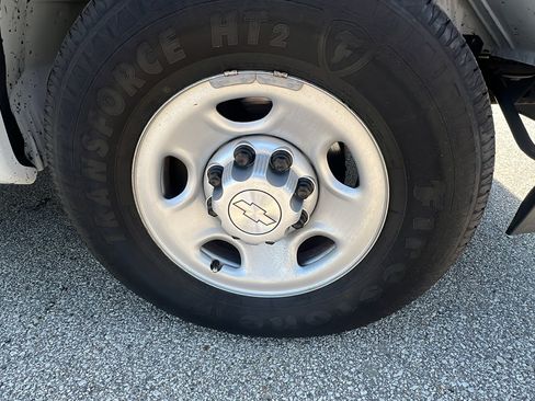 Used 2019 Chevrolet Express 2500 RWD image 9