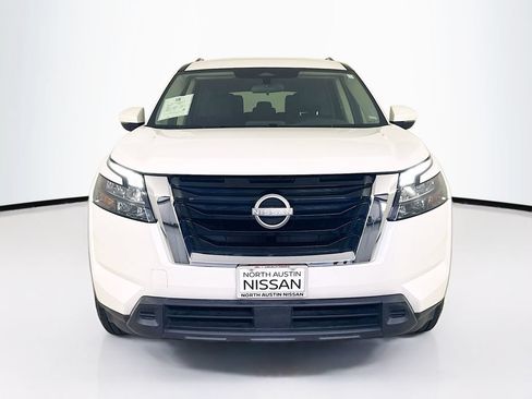 Used 2024 Nissan Pathfinder SV FWD image 2
