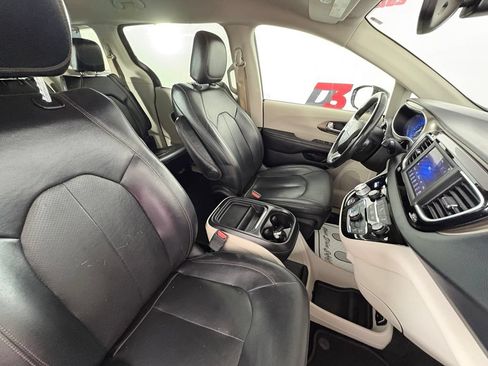 Used 2019 Chrysler Pacifica Touring-L FWD image 35