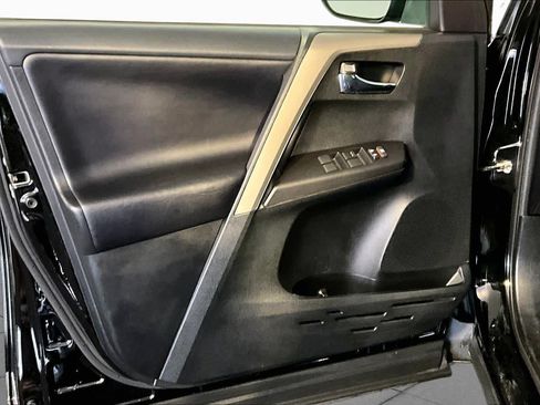 Used 2018 Toyota RAV4 XLE AWD/4WD image 22