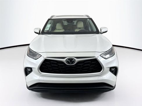 Certified 2024 Toyota Highlander XLE FWD image 9