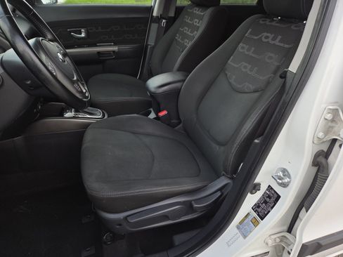 Used 2013 Kia Soul + FWD image 19