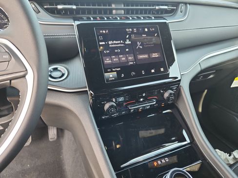 New 2025 Jeep Grand Cherokee L Altitude image 13