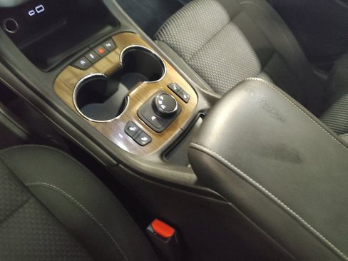 Used 2023 GMC Acadia SLE w/ Driver Convenience Package FWD image 26