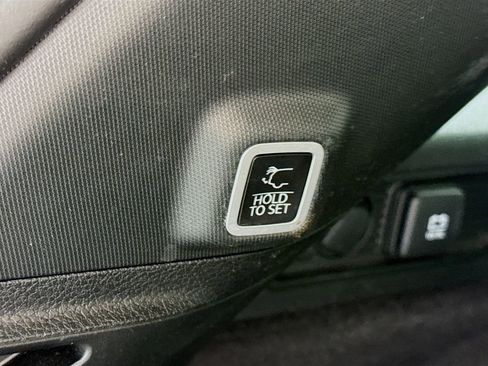 Used 2023 Jeep Grand Cherokee Overland w/ Luxury Tech Group IV AWD/4WD image 33