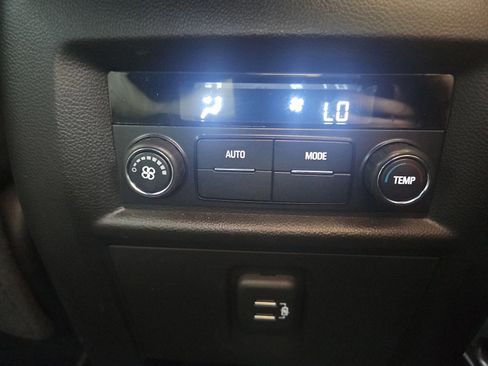 Used 2020 Chevrolet Traverse LT image 21