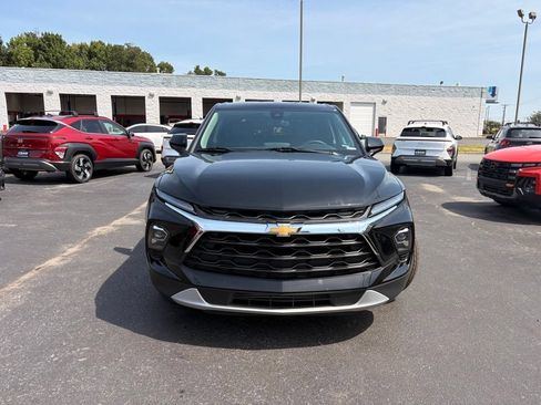 Used 2025 Chevrolet Blazer LT FWD image 2