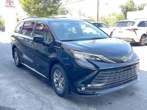 Used 2026 Toyota Sienna XLE FWD image 2