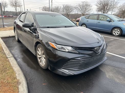 Used 2018 Toyota Camry LE image 2