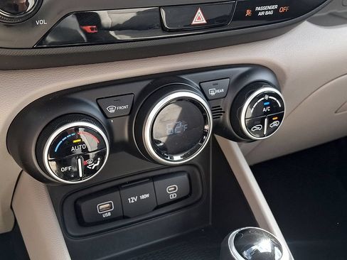 Used 2025 Hyundai Venue SEL FWD image 16
