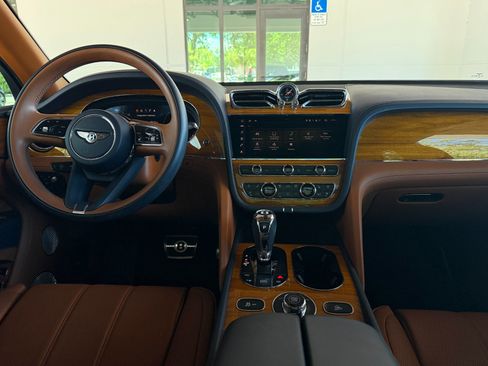 Used 2021 Bentley Bentayga image 45