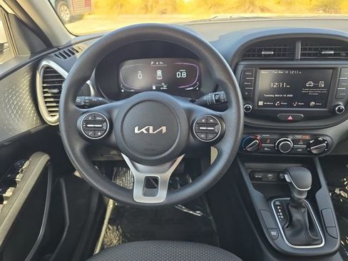 Used 2023 Kia Soul LX w/ LX Technology Package image 9