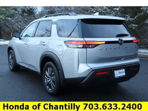 Used 2022 Nissan Pathfinder SV image 5