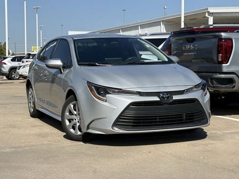 Used 2025 Toyota Corolla LE w/ Convenience Package FWD image 2