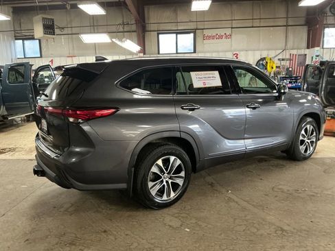 Used 2022 Toyota Highlander XLE AWD/4WD image 5