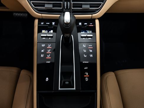 Certified 2026 Porsche Macan AWD/4WD image 24