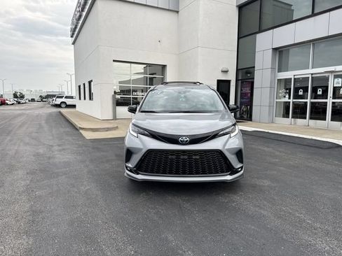 Used 2025 Toyota Sienna XSE w/ XSE Premium Package FWD image 7