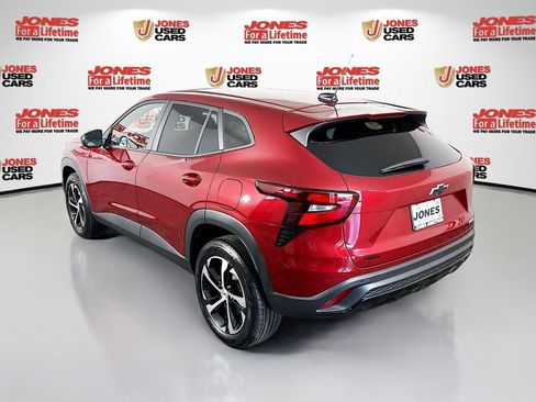 Used 2025 Chevrolet Trax RS w/ Sunroof Package image 2