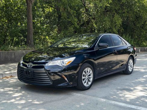 Used 2017 Toyota Camry LE FWD image 5