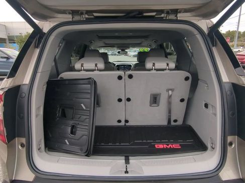 Used 2022 GMC Acadia SLT w/ Preferred Package image 14