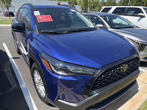 Used 2025 Toyota Corolla Cross LE w/ Moonroof Package FWD image 2