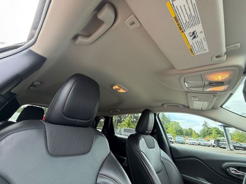 Used 2018 Jeep Cherokee Latitude Plus w/ Comfort/Convenience Group AWD/4WD image 27