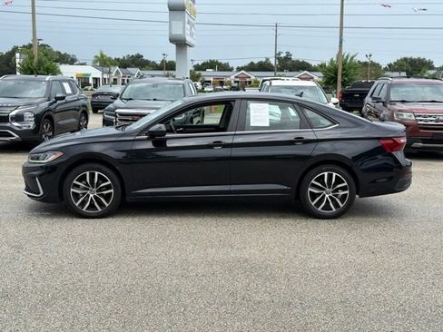 Used 2025 Volkswagen Jetta SE FWD image 2