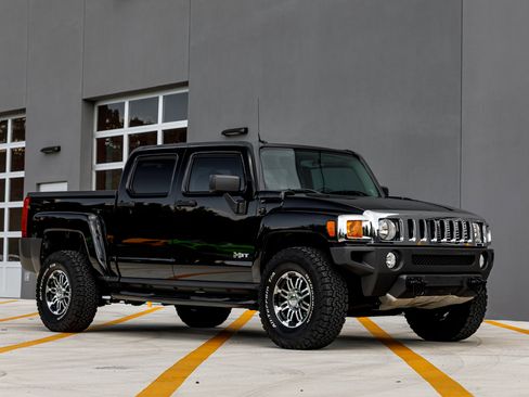 Used 2010 HUMMER H3T Adventure image 12